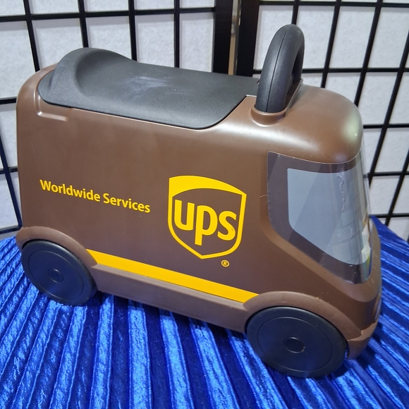 Radio Flyer UPS Delivery Truck Ride-On - Picture 5 of 16